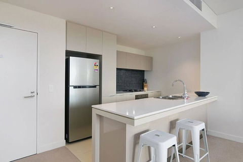Large Modern 2 Bedroom Apartment Near Lake Claremont - Tourism Search 2