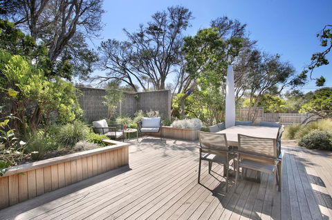 Luxury Beach House Only 250m To No 16 Back Beach! - Tourism Search 2