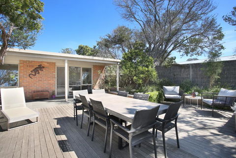 Luxury Beach House Only 250m To No 16 Back Beach! - Tourism Search 1