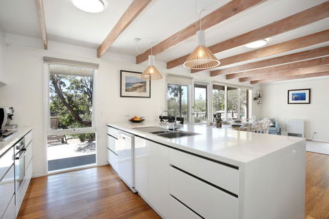 Luxury Beach House Only 250m To No 16 Back Beach! - Tourism Search 0