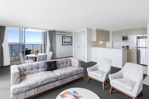 Meriton Suites Broadbeach - Tourism Search 3