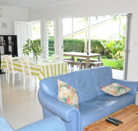 MODERN 3 BEDROOM APARTMENT IN TRADITIONAL QUEENSLANDER  PATIO LEAFY YARD POOL - Tourism Search