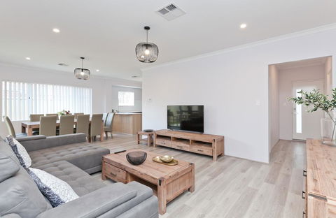 Modern And Spacious Home Near Curtin University - Tourism Search 0