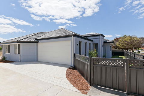 Modern And Spacious Home Near Curtin University - Tourism Search 1