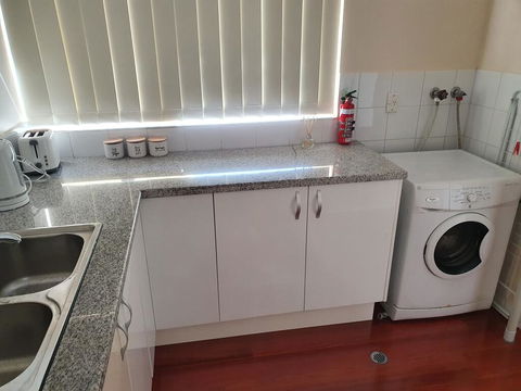 Modern Cosy Studio Close To QEH + Adelaide CBD + Airport + Beaches - Tourism Search 3