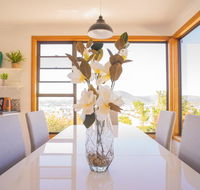 Moonah House-10 mins to CBD  MONA 4BR 2 BATH great view park 3 cars sleep 11 king bed en-suite - Tourism Search