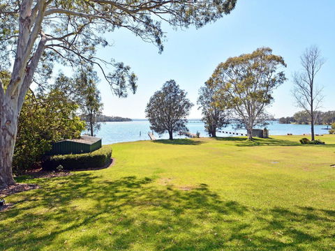 Morisset Bay Waterfront Views Lake House Looking Over Trinity Marina - Tourism Search 3