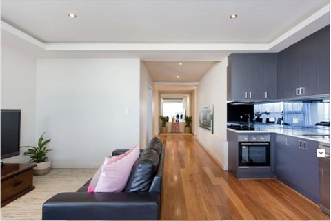 Adele's Luxury South Beach Apartment With King Bed - Tourism Search 12