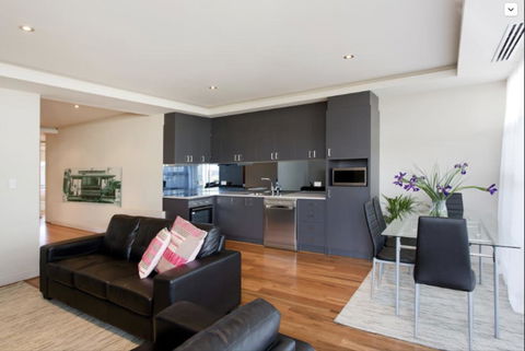 Adele's Luxury South Beach Apartment With King Bed - Tourism Search 10