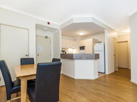 James On The Park - Executive Escapes - Tourism Search 9