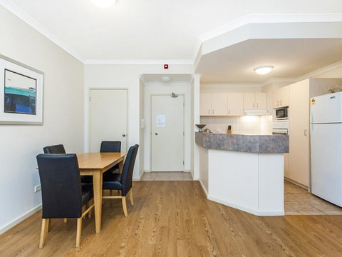 James On The Park - Executive Escapes - Tourism Search 19