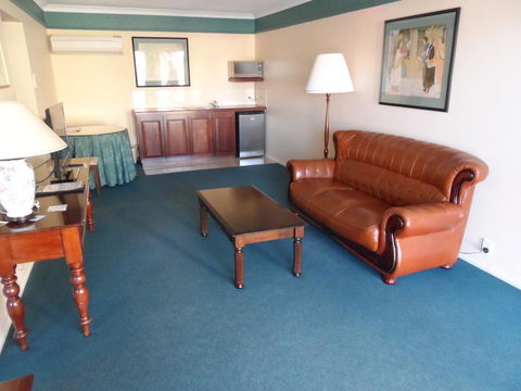 Clifton Motel & Grittleton Lodge - Tourism Search 25