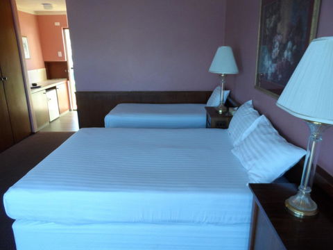 Clifton Motel & Grittleton Lodge - Tourism Search 18