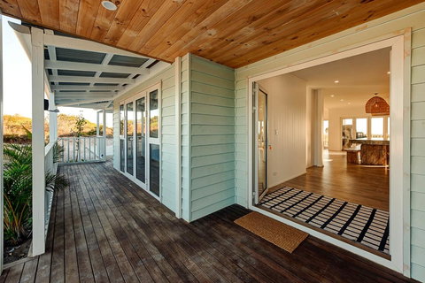 Blue Sky Escapes The Lookout Lancelin - Tourism Search 10