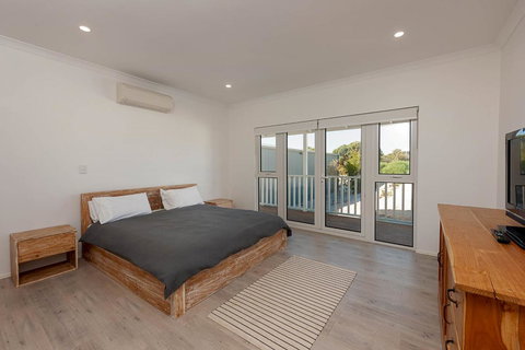 Blue Sky Escapes The Lookout Lancelin - Tourism Search 6