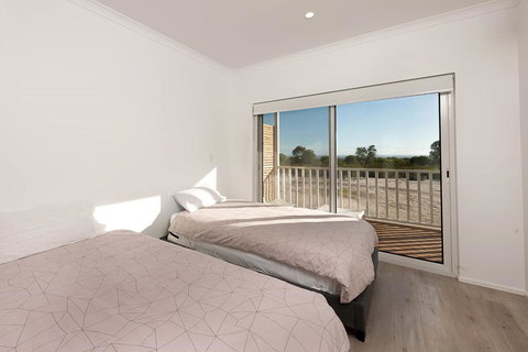 Blue Sky Escapes The Lookout Lancelin - Tourism Search 22