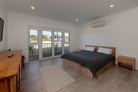 Blue Sky Escapes The Lookout Lancelin - Tourism Search 33