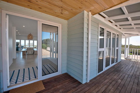 Blue Sky Escapes The Lookout Lancelin - Tourism Search 8