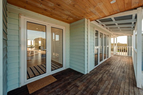 Blue Sky Escapes The Lookout Lancelin - Tourism Search 18