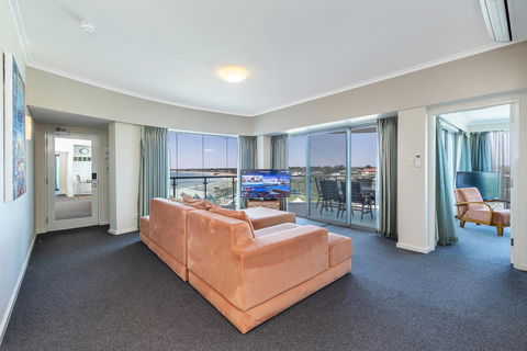 A 406 FANTASTIC OCEAN BEACH And MARINA VIEW APT - MANDURAH - Tourism Search 0