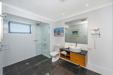 A 406 FANTASTIC OCEAN BEACH And MARINA VIEW APT - MANDURAH - Tourism Search 16