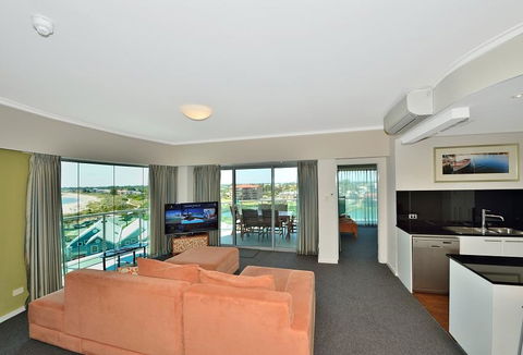 A 406 FANTASTIC OCEAN BEACH And MARINA VIEW APT - MANDURAH - Tourism Search 10