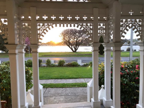Riverbank Villa - Tourism Search 8
