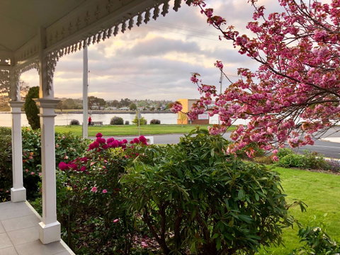 Riverbank Villa - Tourism Search 9