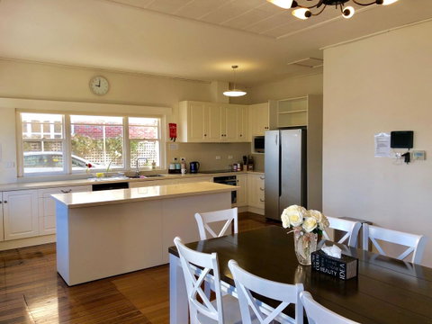 Riverbank Villa - Tourism Search 5