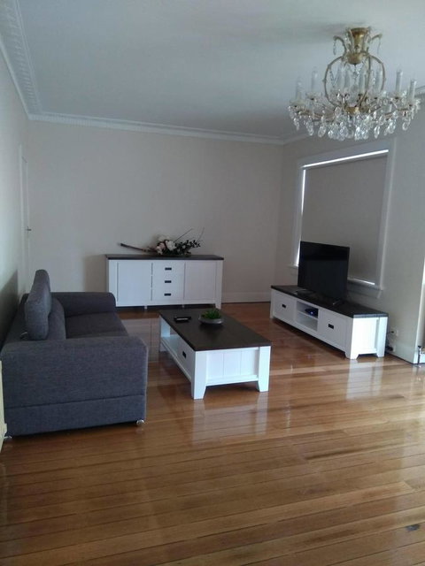 Riverbank Villa - Tourism Search 21