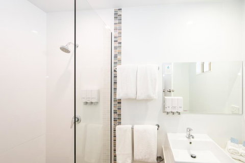 New England Motor Lodge - Tourism Search 3