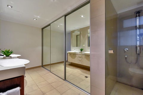 Oceana Darwin Central Oceanfront 3 Bedroom 2 Lounge Room Pool Gym Tennis Court Sleeps 9 - Tourism Search 3