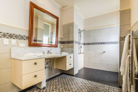 Old Bank Boutique Hotel - Tourism Search 1