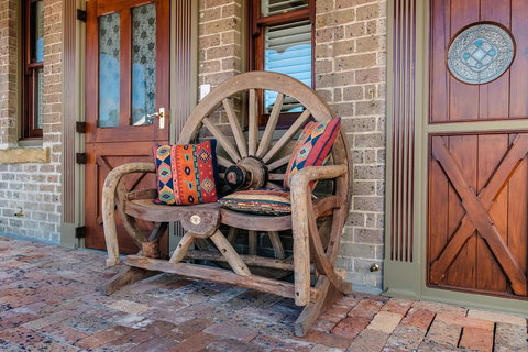 Old Bank Boutique Hotel - Tourism Search 2