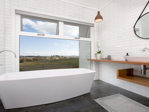 On A Hill - Modern Country Home Near Braidwood - Tourism Search 2