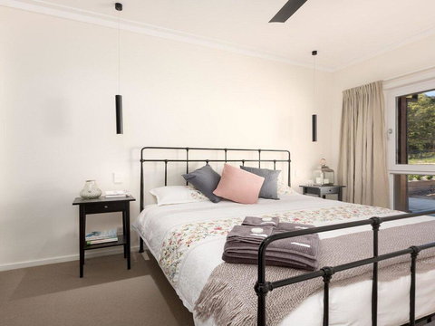 On A Hill - Modern Country Home Near Braidwood - Tourism Search 1