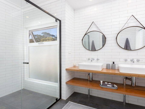 On A Hill - Modern Country Home Near Braidwood - Tourism Search 3