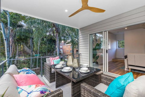 Park Avenue Townhouse Retreat Brisbane Sleeps 10 - Tourism Search 2