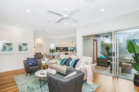 Park Avenue Townhouse Retreat Brisbane Sleeps 10 - Tourism Search 0