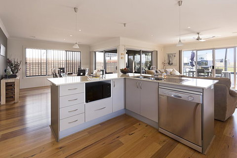 Pelican Landing - Stunning Lake King Views - Tourism Search 1