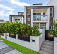 Relax in a Spacious  Modern Townhouse in Asquith - Tourism Search