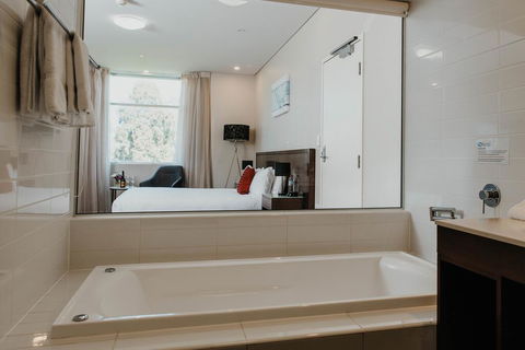 Sfera's Park Suites & Convention Centre - Tourism Search 1
