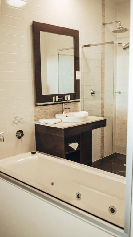 Sfera's Park Suites & Convention Centre - Tourism Search 3