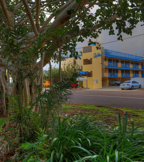 Sky View Units Bowen - Tourism Search 3