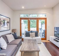 Stunning Townhouse- Quiet Street Close to CBD - Tourism Search