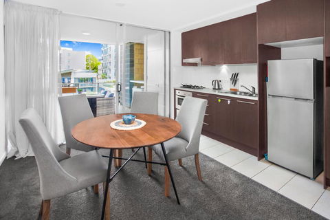 Stylish Split Level Apartment 13 Minutes From City - Tourism Search 1