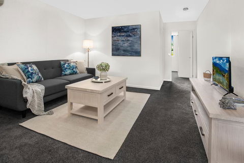 Stylish Split Level Apartment 13 Minutes From City - Tourism Search 0