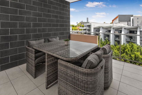 Stylish Split Level Apartment 13 Minutes From City - Tourism Search 2
