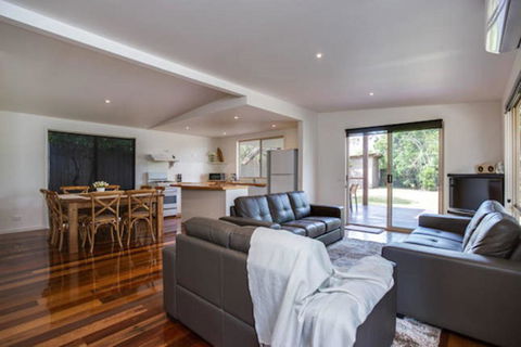 Tasman Surf House - So Close To The Beach - Tourism Search 3