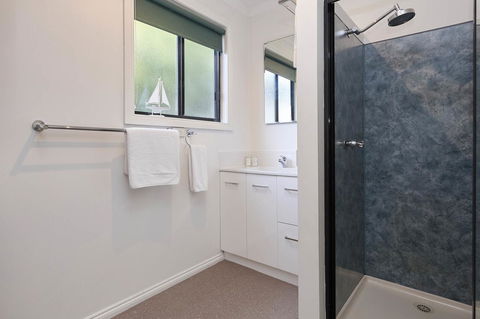KINGFISHER COTTAGE Beachfront At The Binalong Bay - Tourism Search 2